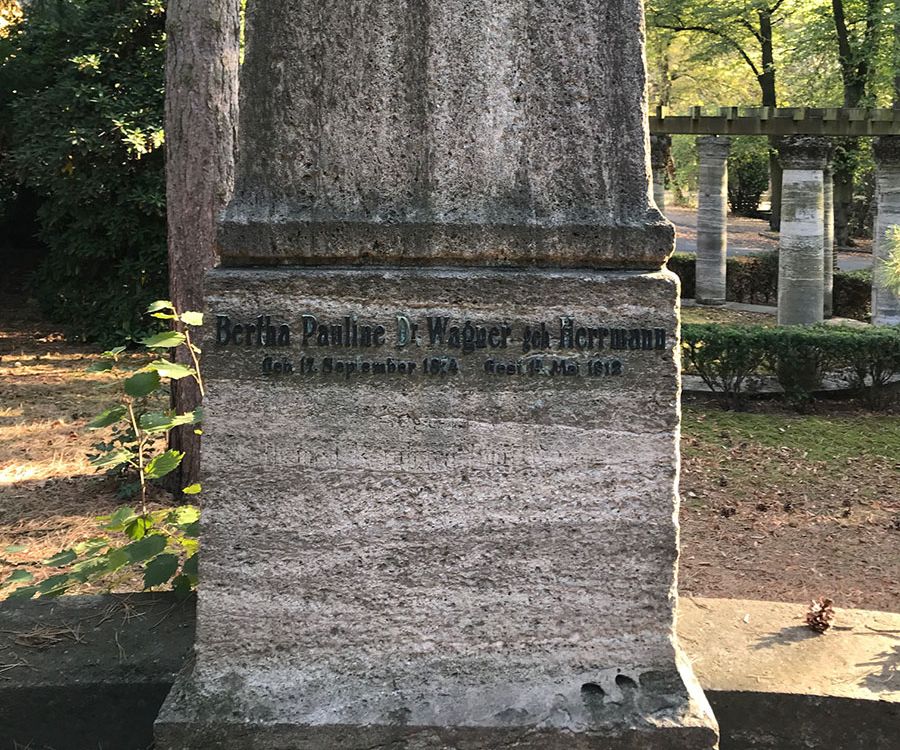 Detail-Obelisk-Beschriftung.jpg