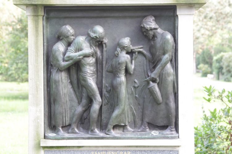 Grabmal des Arztes Dr. Arthur Köhler – Detail Relief in Bronze Grabmal des Arztes Dr. Arthur Köhler – Detail Relief in Bronze